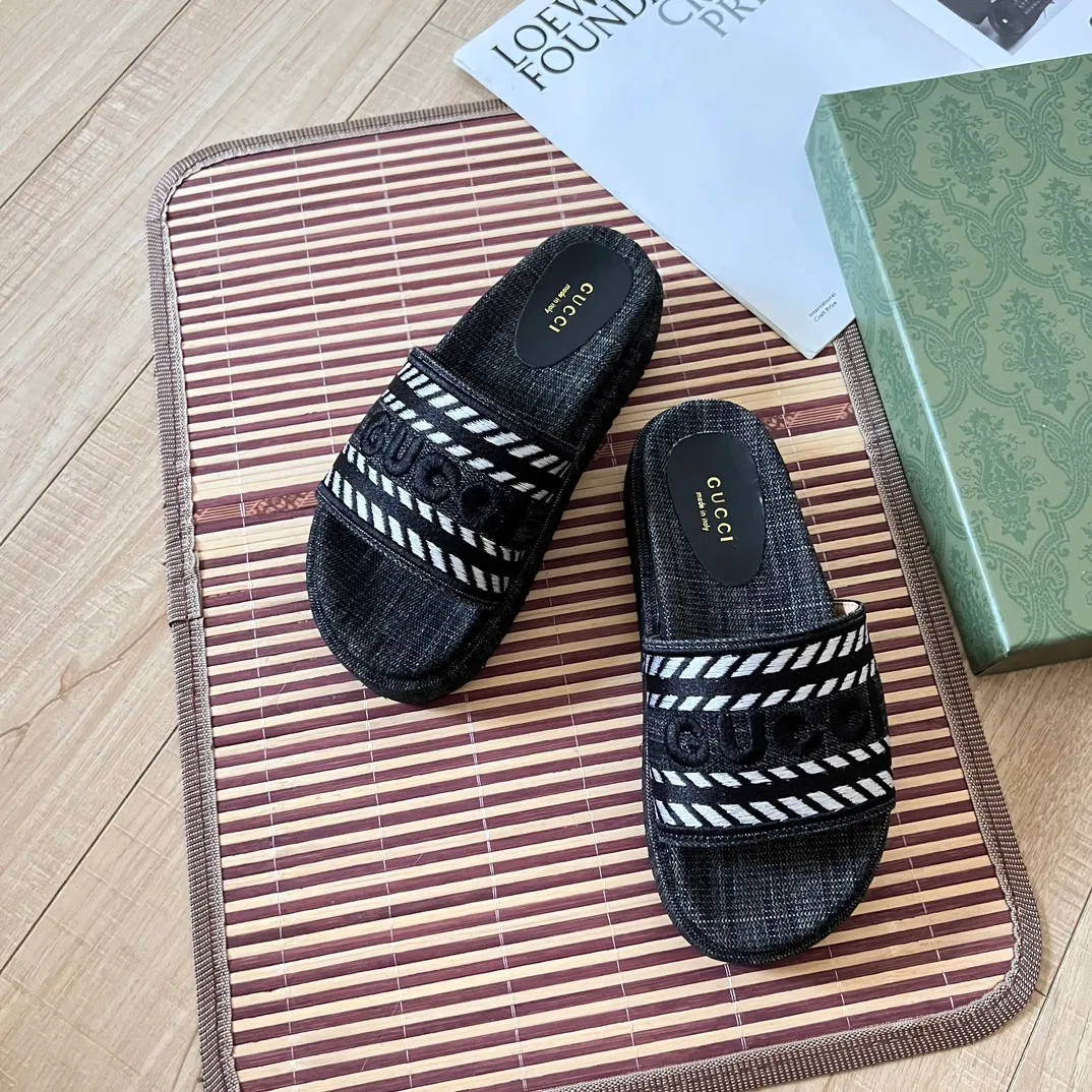 👟👟Ex-factory price 420👟👟 High-end women's shoes Gucci's latest limited edition thick-soled slippers. Top quality sale. Purchase authentic products. The material and craftsmanship are consistent with the original. Upper: original special printing process. Lining: dyed sheepskin. Outsole: Italian private model outsole. Size: 35-43M standard size. 41, 42 custom-made and non-refundable. Sole thickness: 5.5cm. Forefoot 4cm.